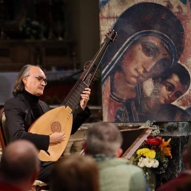Andreas Martin en concierto ante un retablo