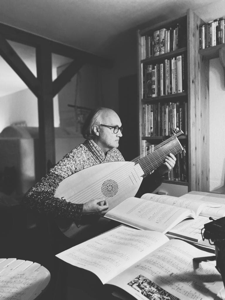 Andreas Martin con el laúd entre partituras y libros