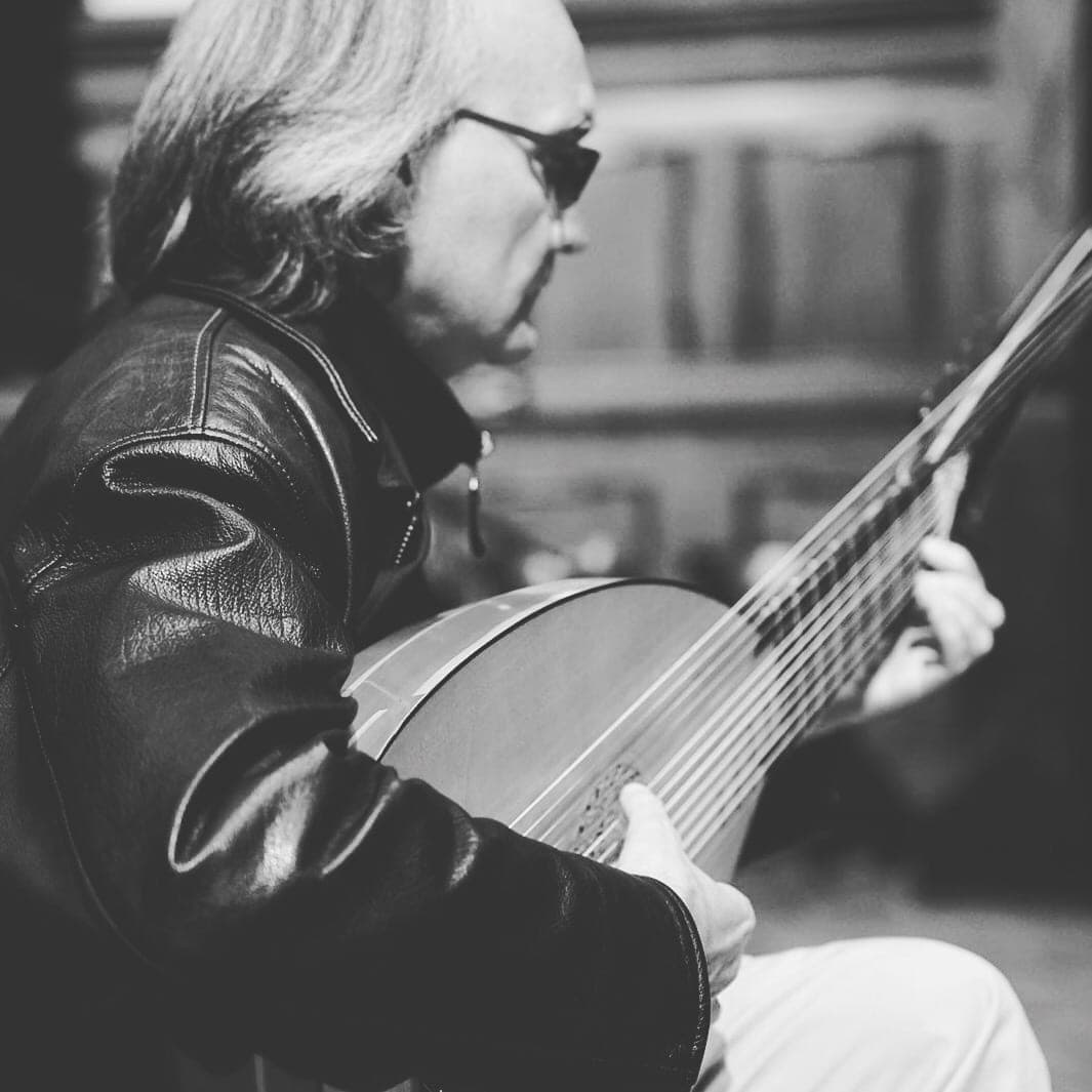 Andreas Martin tocando el laúd, retrato en blanco y negro