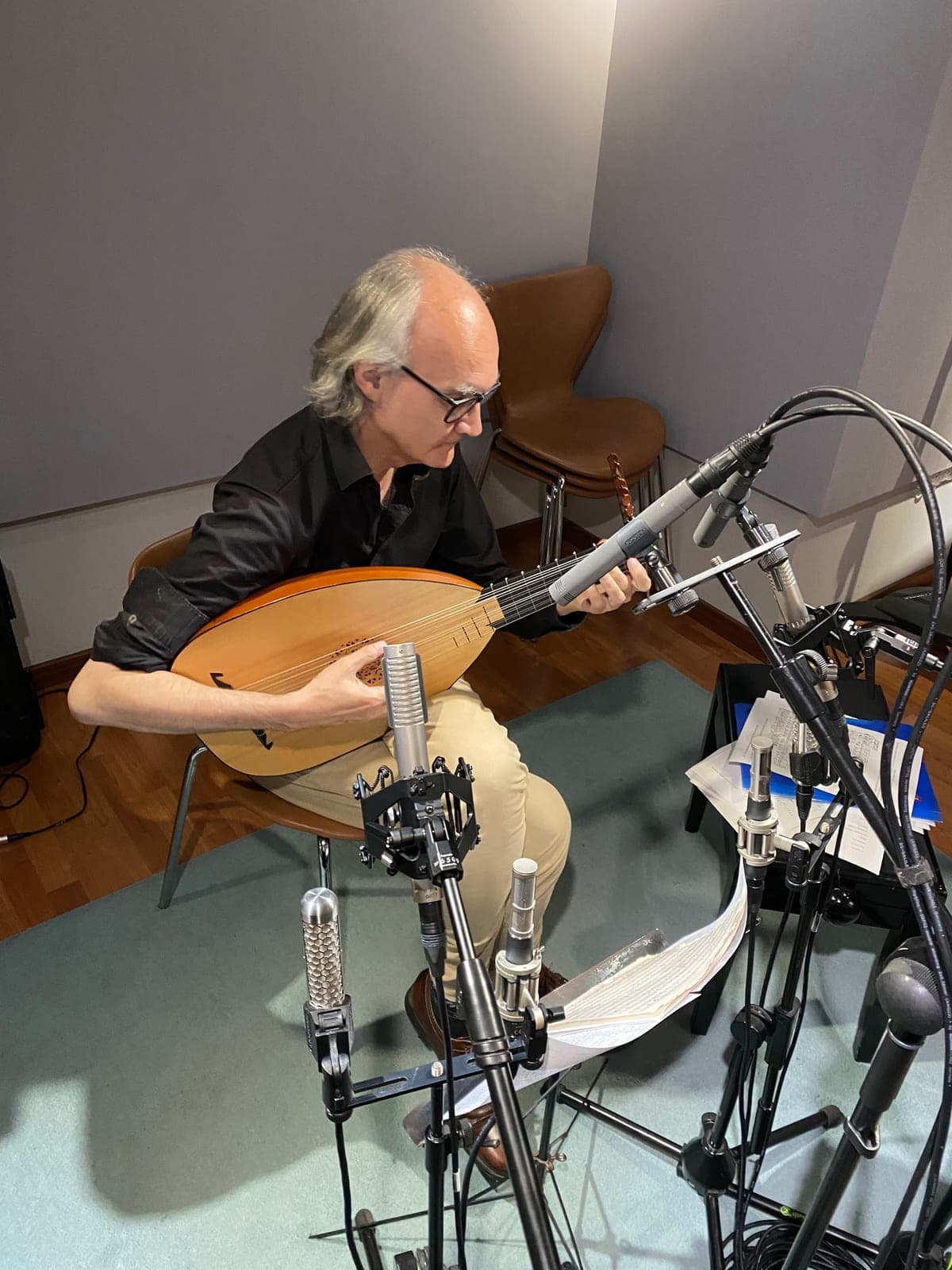 Andreas Martin grabando con micrófonos de estudio